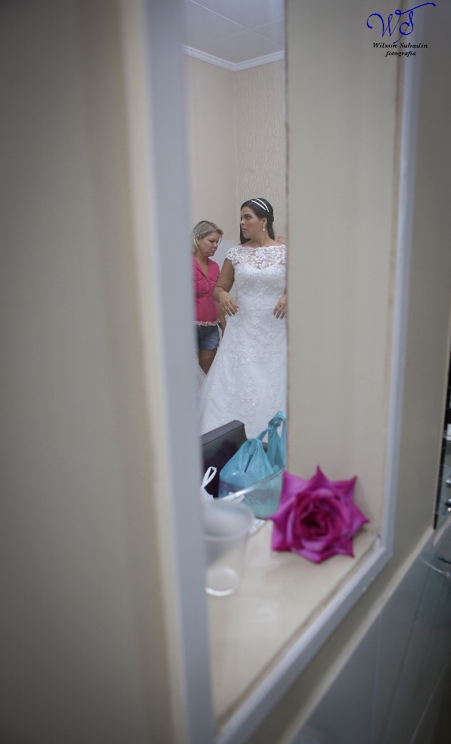 fotografia de casamento, noivos, noiva, noivo, fotografia de noivos, vestido de noiva, sapato, perfume, cabelo, véu, brinco, crucifixo, pai, mãe, padrinhos, padre, igreja, cerimonia, festa, salão de beleza, maquiagem, buquê, avó, buffê, bolo, convidados, 