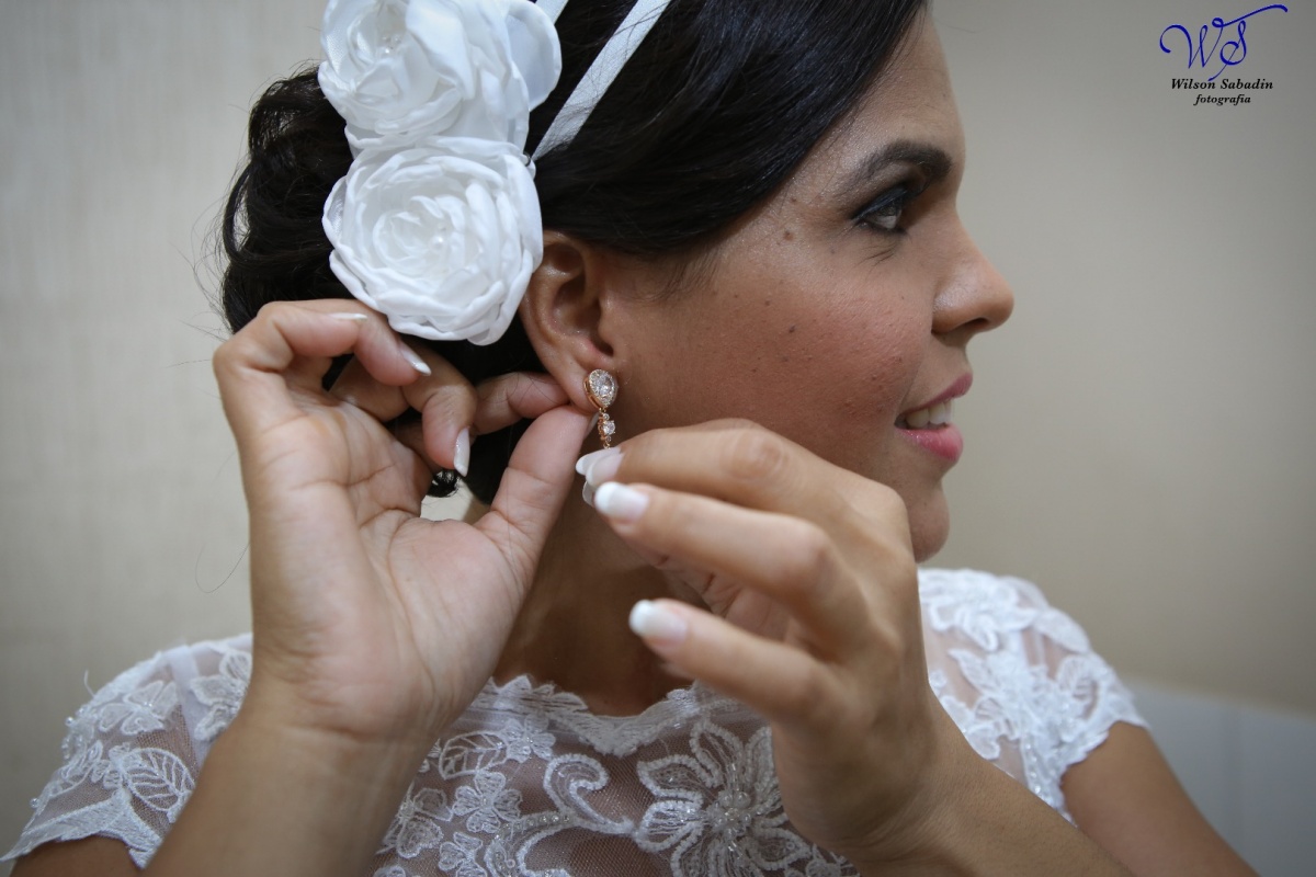 fotografia de casamento, noivos, noiva, noivo, fotografia de noivos, vestido de noiva, sapato, perfume, cabelo, véu, brinco, crucifixo, pai, mãe, padrinhos, padre, igreja, cerimonia, festa, salão de beleza, maquiagem, buquê, avó, buffê, bolo, convidados, 