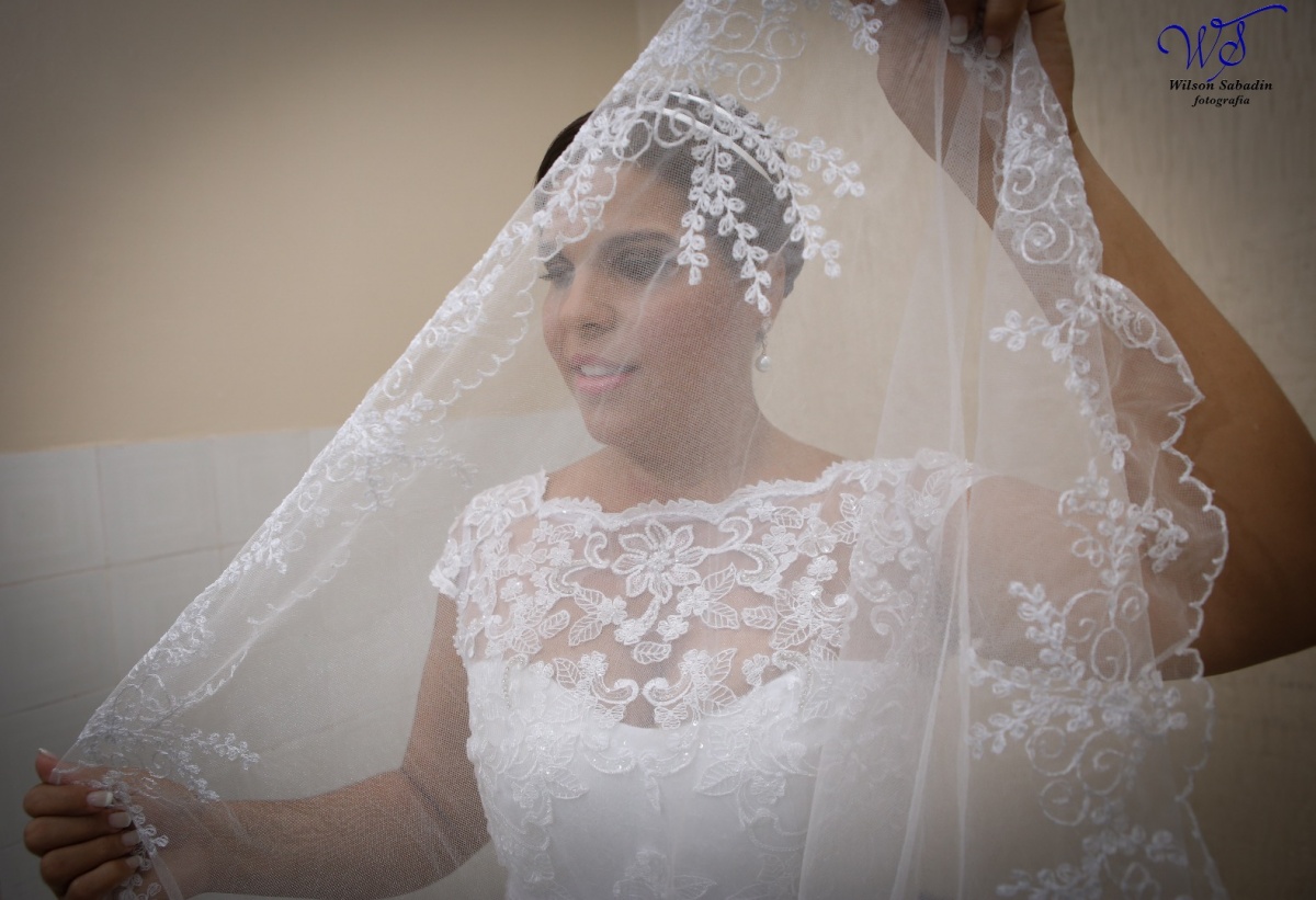 fotografia de casamento, noivos, noiva, noivo, fotografia de noivos, vestido de noiva, sapato, perfume, cabelo, véu, brinco, crucifixo, pai, mãe, padrinhos, padre, igreja, cerimonia, festa, salão de beleza, maquiagem, buquê, avó, buffê, bolo, convidados, 