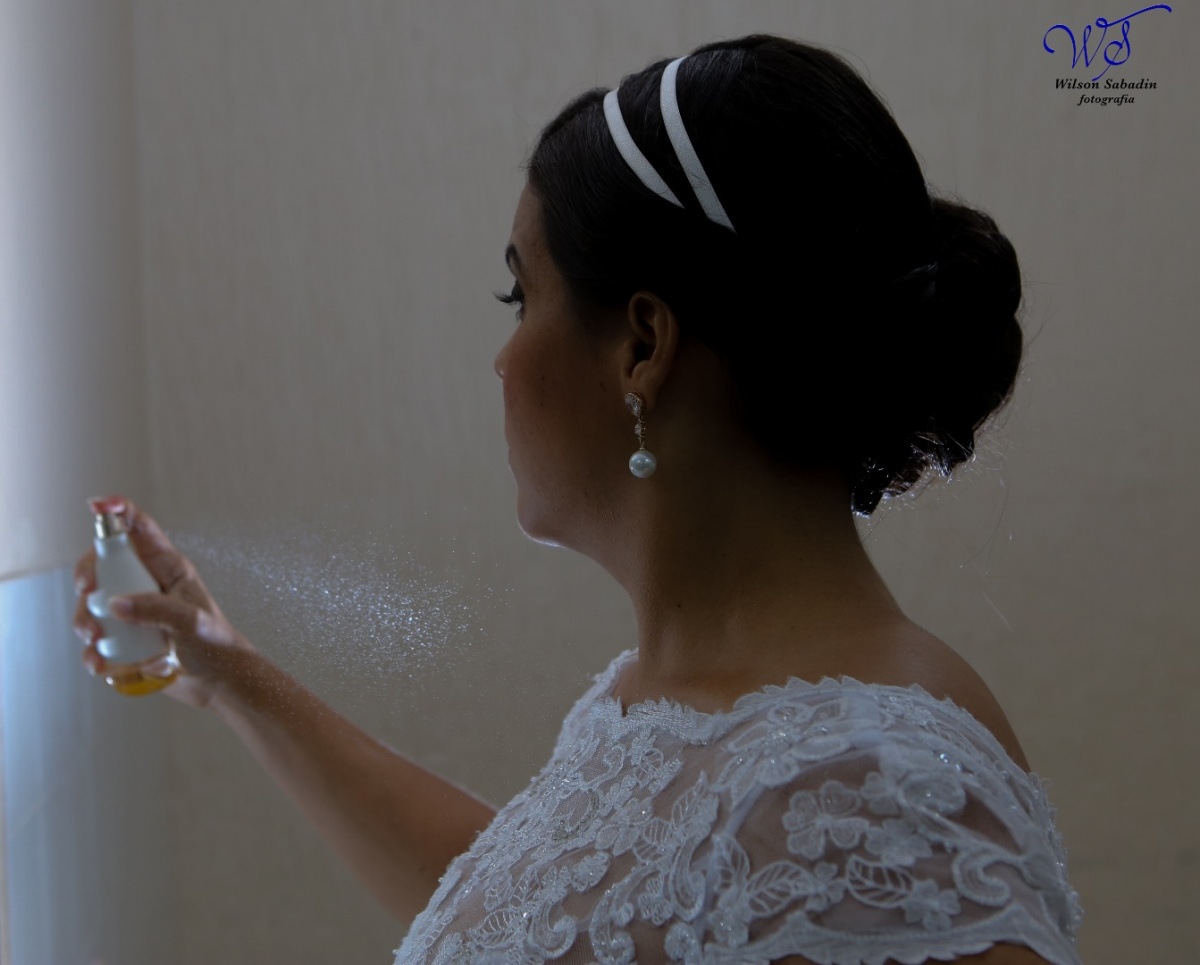 fotografia de casamento, noivos, noiva, noivo, fotografia de noivos, vestido de noiva, sapato, perfume, cabelo, véu, brinco, crucifixo, pai, mãe, padrinhos, padre, igreja, cerimonia, festa, salão de beleza, maquiagem, buquê, avó, buffê, bolo, convidados, 