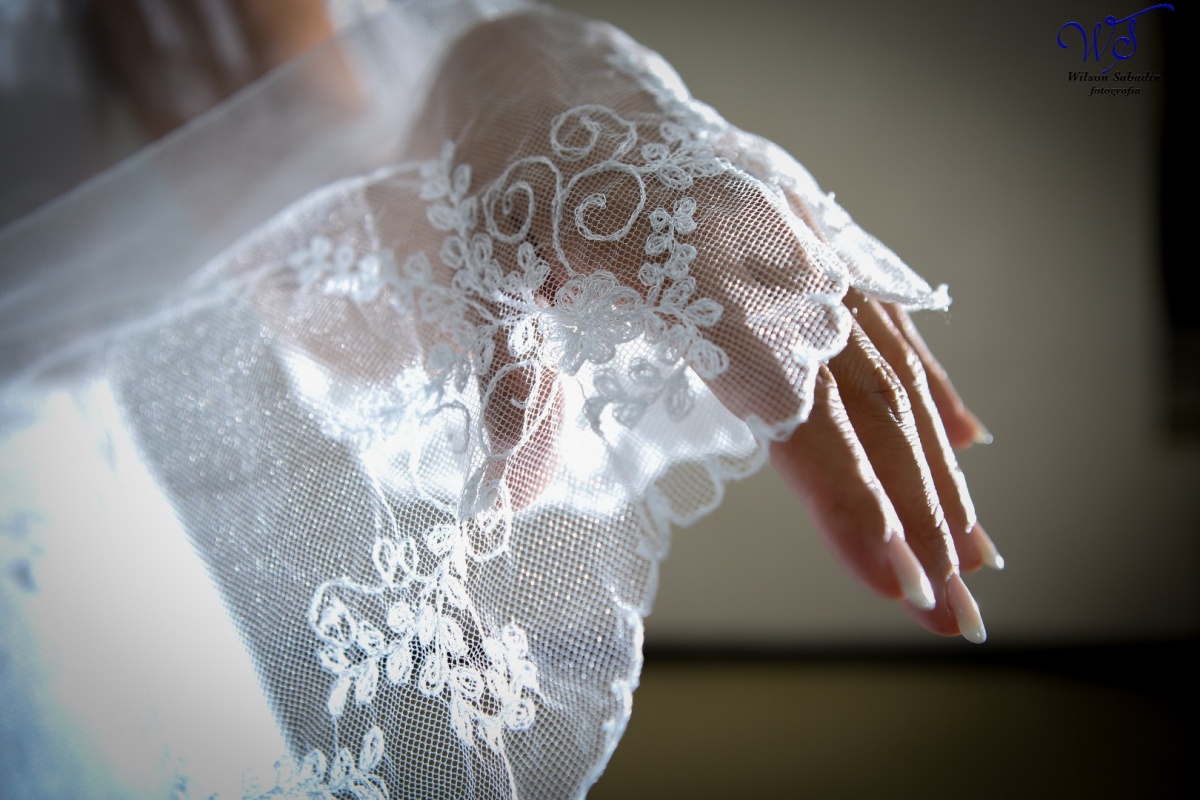 fotografia de casamento, noivos, noiva, noivo, fotografia de noivos, vestido de noiva, sapato, perfume, cabelo, véu, brinco, crucifixo, pai, mãe, padrinhos, padre, igreja, cerimonia, festa, salão de beleza, maquiagem, buquê, avó, buffê, bolo, convidados, 