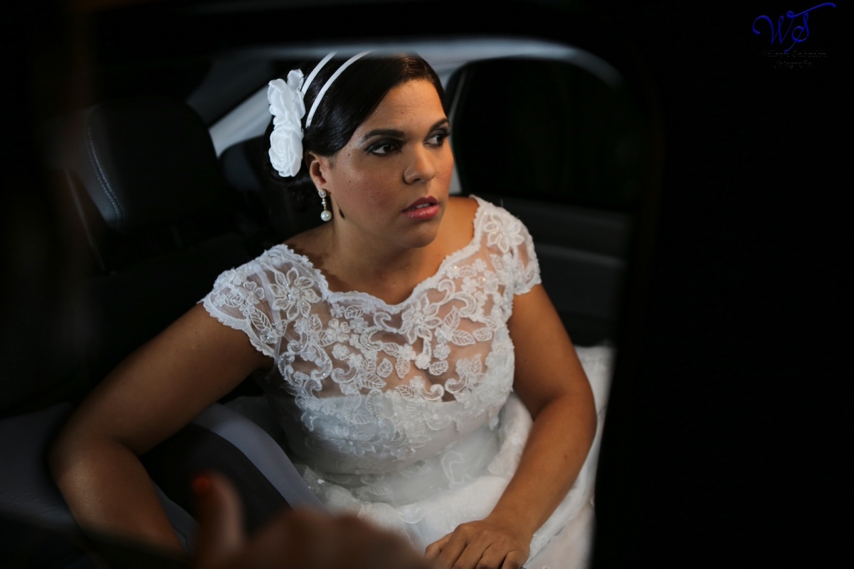 fotografia de casamento, noivos, noiva, noivo, fotografia de noivos, vestido de noiva, sapato, perfume, cabelo, véu, brinco, crucifixo, pai, mãe, padrinhos, padre, igreja, cerimonia, festa, salão de beleza, maquiagem, buquê, avó, buffê, bolo, convidados, 