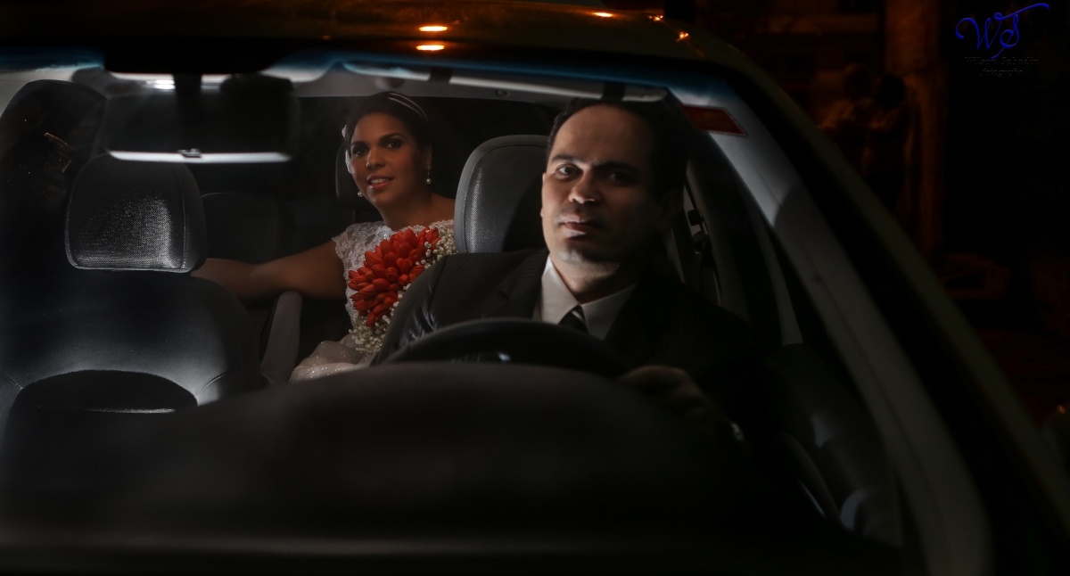 fotografia de casamento, noivos, noiva, noivo, fotografia de noivos, vestido de noiva, sapato, perfume, cabelo, véu, brinco, crucifixo, pai, mãe, padrinhos, padre, igreja, cerimonia, festa, salão de beleza, maquiagem, buquê, avó, buffê, bolo, convidados, 