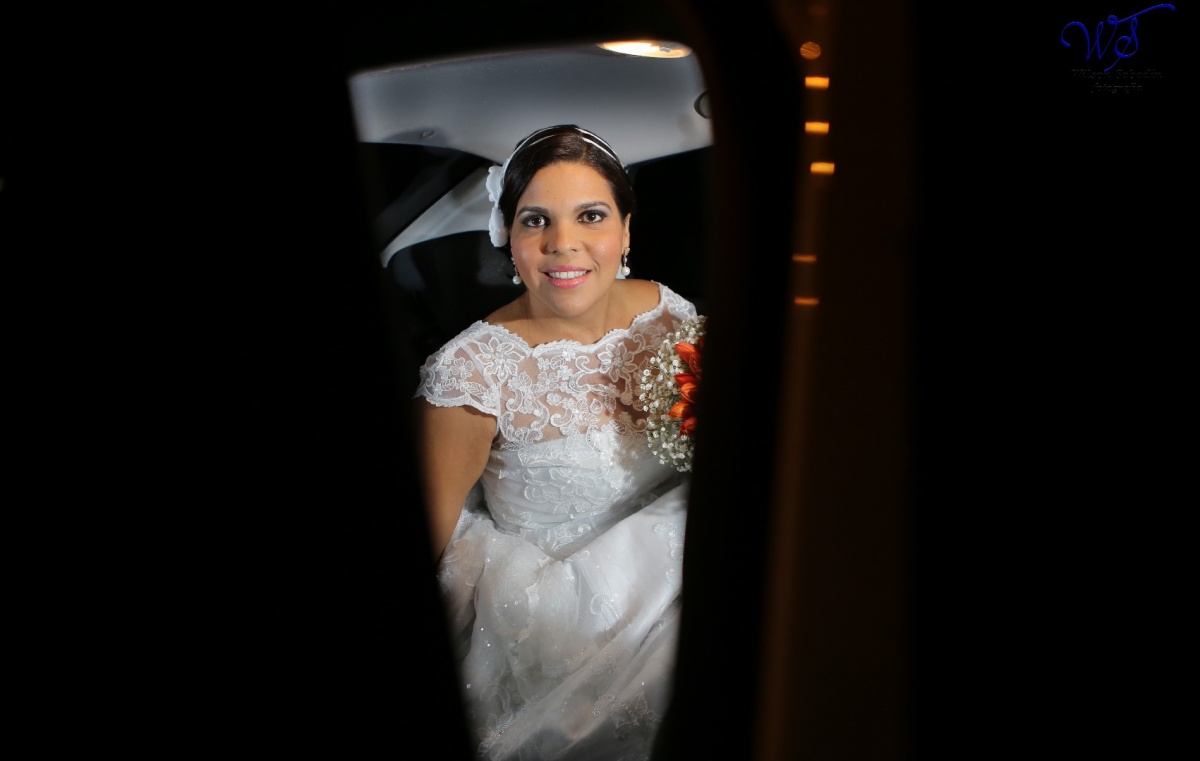 fotografia de casamento, noivos, noiva, noivo, fotografia de noivos, vestido de noiva, sapato, perfume, cabelo, véu, brinco, crucifixo, pai, mãe, padrinhos, padre, igreja, cerimonia, festa, salão de beleza, maquiagem, buquê, avó, buffê, bolo, convidados, 