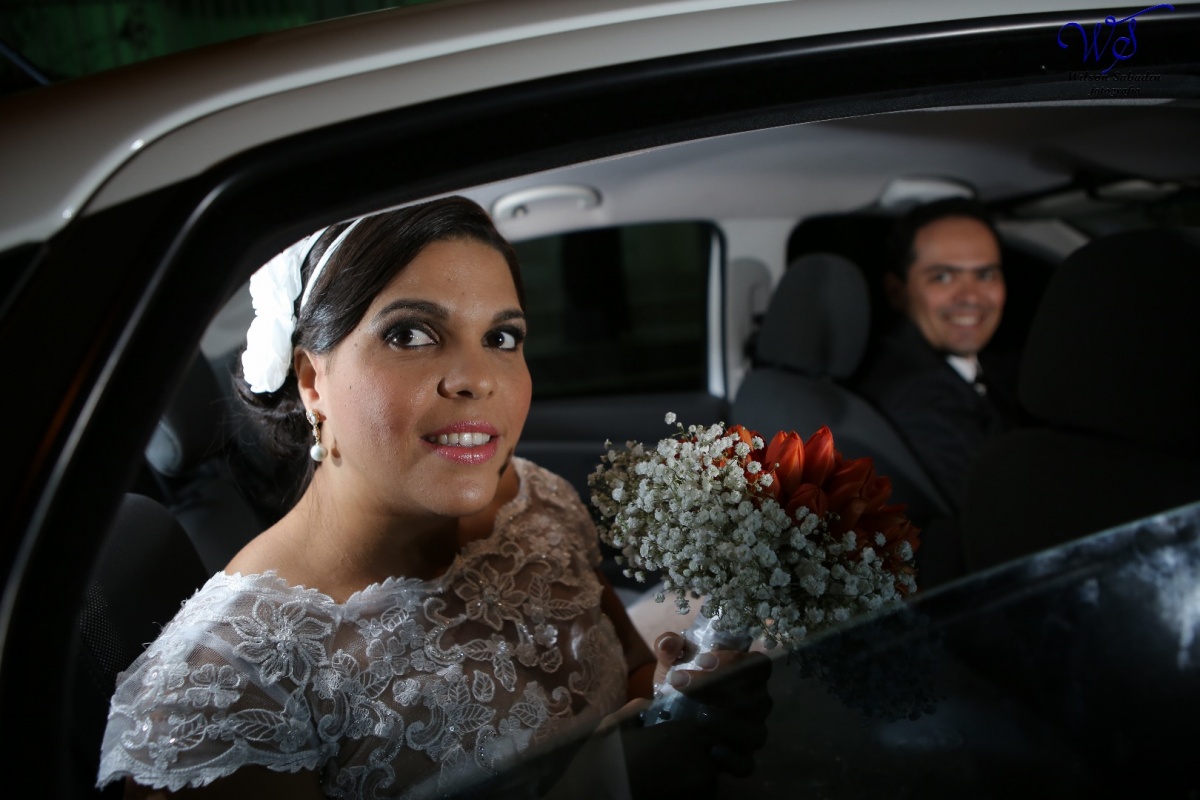 fotografia de casamento, noivos, noiva, noivo, fotografia de noivos, vestido de noiva, sapato, perfume, cabelo, véu, brinco, crucifixo, pai, mãe, padrinhos, padre, igreja, cerimonia, festa, salão de beleza, maquiagem, buquê, avó, buffê, bolo, convidados, 