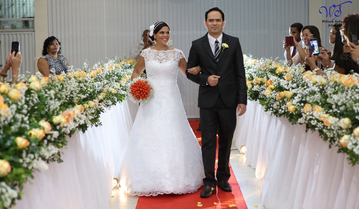 fotografia de casamento, noivos, noiva, noivo, fotografia de noivos, vestido de noiva, sapato, perfume, cabelo, véu, brinco, crucifixo, pai, mãe, padrinhos, padre, igreja, cerimonia, festa, salão de beleza, maquiagem, buquê, avó, buffê, bolo, convidados, 