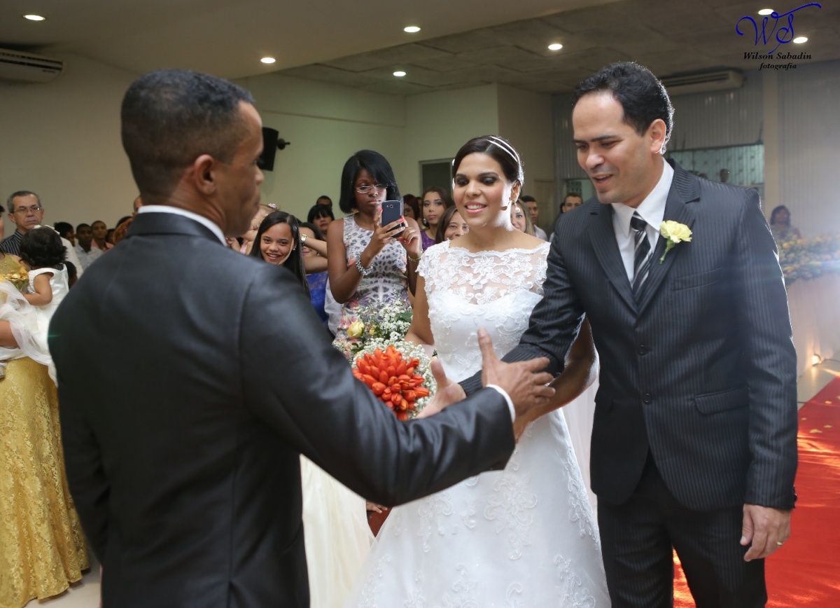 fotografia de casamento, noivos, noiva, noivo, fotografia de noivos, vestido de noiva, sapato, perfume, cabelo, véu, brinco, crucifixo, pai, mãe, padrinhos, padre, igreja, cerimonia, festa, salão de beleza, maquiagem, buquê, avó, buffê, bolo, convidados, 