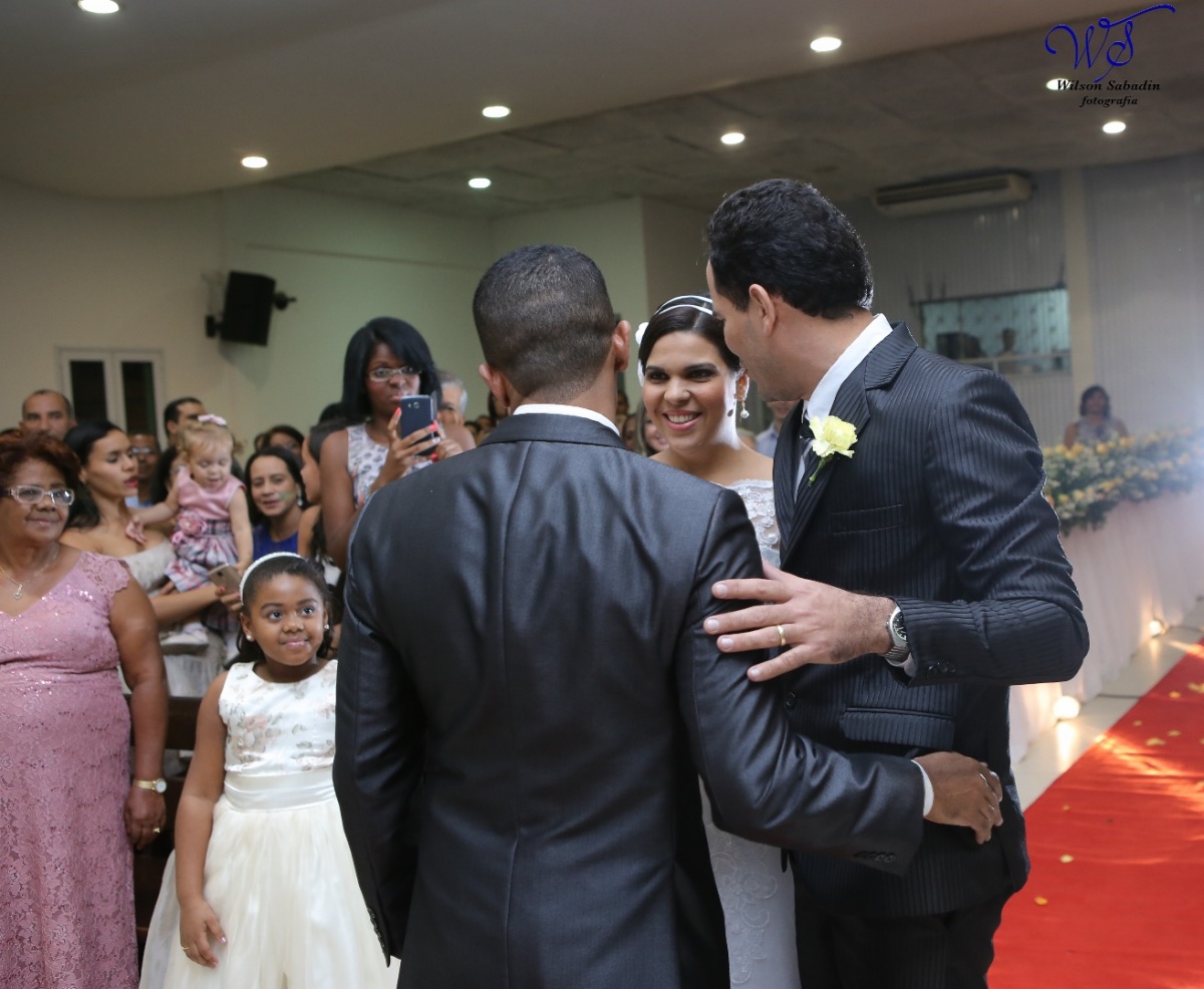 fotografia de casamento, noivos, noiva, noivo, fotografia de noivos, vestido de noiva, sapato, perfume, cabelo, véu, brinco, crucifixo, pai, mãe, padrinhos, padre, igreja, cerimonia, festa, salão de beleza, maquiagem, buquê, avó, buffê, bolo, convidados, 