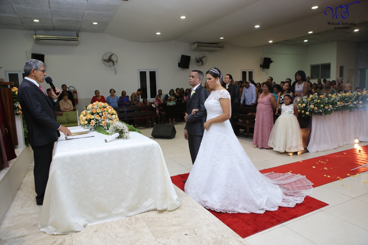 fotografia de casamento, noivos, noiva, noivo, fotografia de noivos, vestido de noiva, sapato, perfume, cabelo, véu, brinco, crucifixo, pai, mãe, padrinhos, padre, igreja, cerimonia, festa, salão de beleza, maquiagem, buquê, avó, buffê, bolo, convidados, 