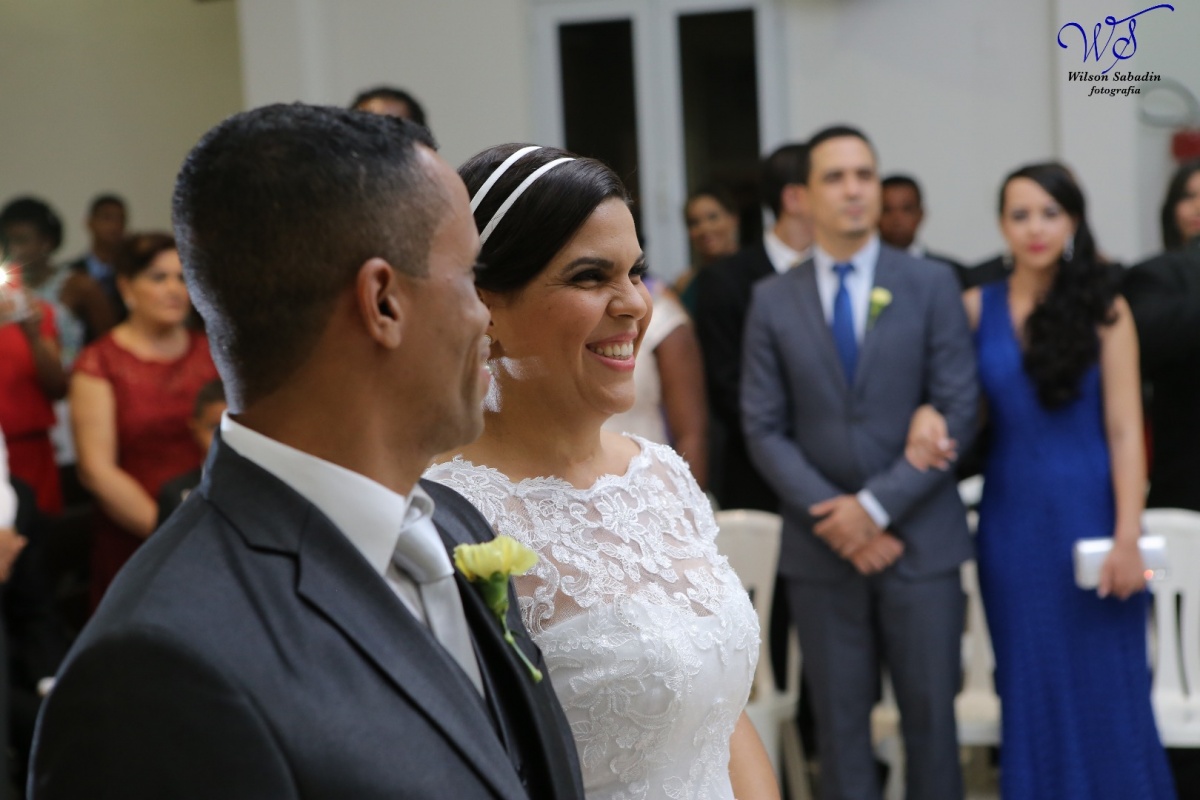 fotografia de casamento, noivos, noiva, noivo, fotografia de noivos, vestido de noiva, sapato, perfume, cabelo, véu, brinco, crucifixo, pai, mãe, padrinhos, padre, igreja, cerimonia, festa, salão de beleza, maquiagem, buquê, avó, buffê, bolo, convidados, 