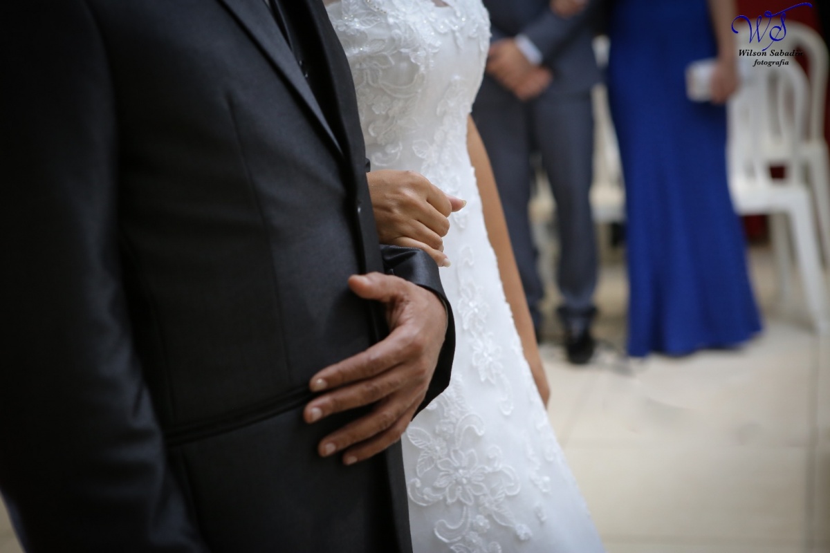 fotografia de casamento, noivos, noiva, noivo, fotografia de noivos, vestido de noiva, sapato, perfume, cabelo, véu, brinco, crucifixo, pai, mãe, padrinhos, padre, igreja, cerimonia, festa, salão de beleza, maquiagem, buquê, avó, buffê, bolo, convidados, 