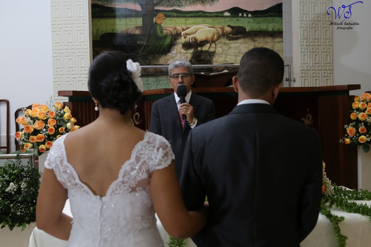 fotografia de casamento, noivos, noiva, noivo, fotografia de noivos, vestido de noiva, sapato, perfume, cabelo, véu, brinco, crucifixo, pai, mãe, padrinhos, padre, igreja, cerimonia, festa, salão de beleza, maquiagem, buquê, avó, buffê, bolo, convidados, 