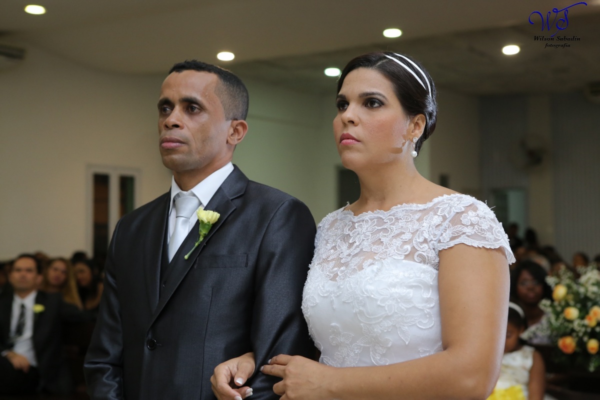 fotografia de casamento, noivos, noiva, noivo, fotografia de noivos, vestido de noiva, sapato, perfume, cabelo, véu, brinco, crucifixo, pai, mãe, padrinhos, padre, igreja, cerimonia, festa, salão de beleza, maquiagem, buquê, avó, buffê, bolo, convidados, 
