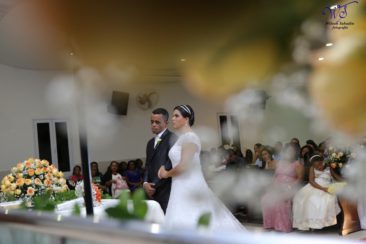 fotografia de casamento, noivos, noiva, noivo, fotografia de noivos, vestido de noiva, sapato, perfume, cabelo, véu, brinco, crucifixo, pai, mãe, padrinhos, padre, igreja, cerimonia, festa, salão de beleza, maquiagem, buquê, avó, buffê, bolo, convidados, 