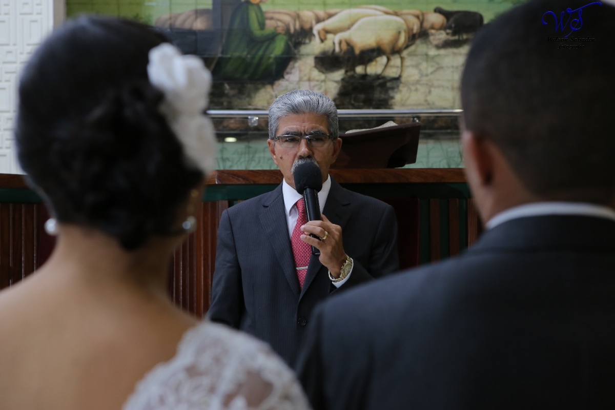 fotografia de casamento, noivos, noiva, noivo, fotografia de noivos, vestido de noiva, sapato, perfume, cabelo, véu, brinco, crucifixo, pai, mãe, padrinhos, padre, igreja, cerimonia, festa, salão de beleza, maquiagem, buquê, avó, buffê, bolo, convidados, 
