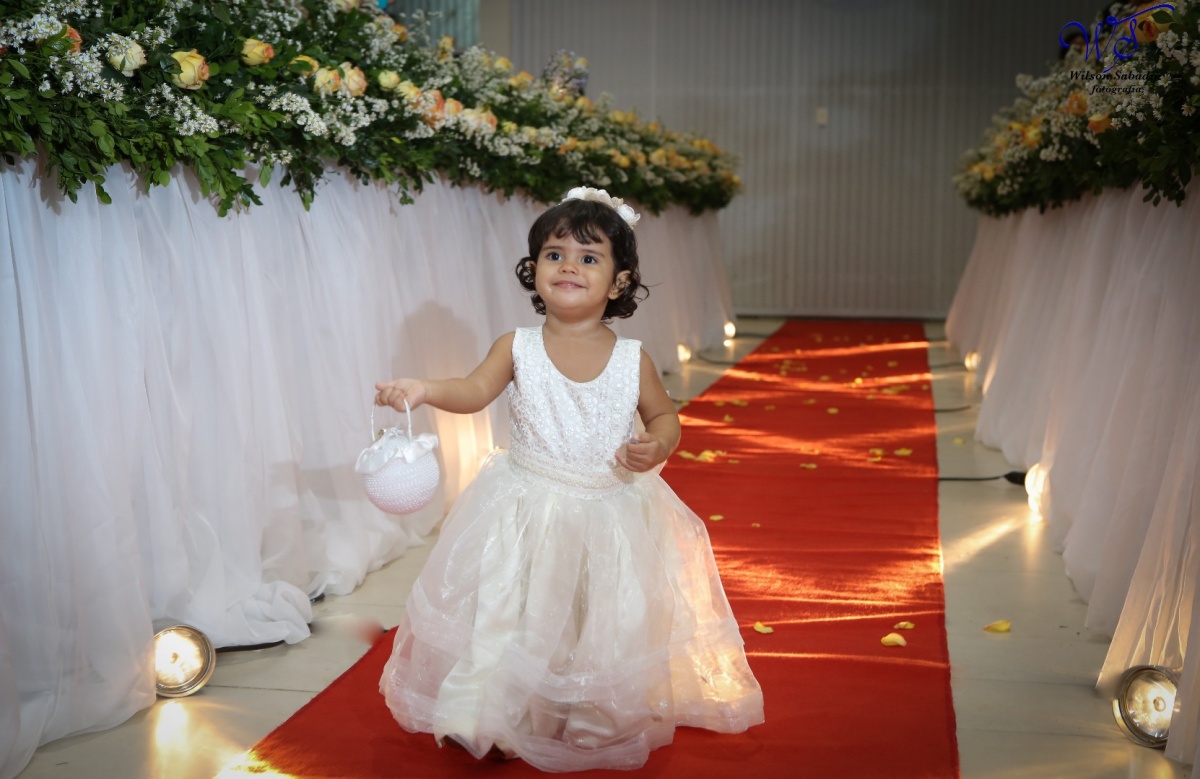 fotografia de casamento, noivos, noiva, noivo, fotografia de noivos, vestido de noiva, sapato, perfume, cabelo, véu, brinco, crucifixo, pai, mãe, padrinhos, padre, igreja, cerimonia, festa, salão de beleza, maquiagem, buquê, avó, buffê, bolo, convidados, 