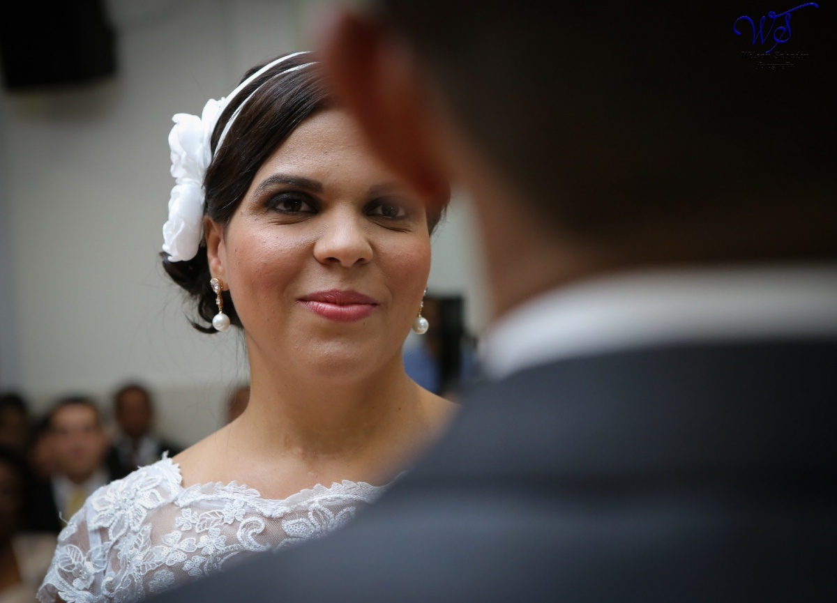 fotografia de casamento, noivos, noiva, noivo, fotografia de noivos, vestido de noiva, sapato, perfume, cabelo, véu, brinco, crucifixo, pai, mãe, padrinhos, padre, igreja, cerimonia, festa, salão de beleza, maquiagem, buquê, avó, buffê, bolo, convidados, 