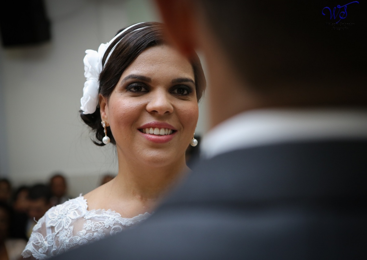 fotografia de casamento, noivos, noiva, noivo, fotografia de noivos, vestido de noiva, sapato, perfume, cabelo, véu, brinco, crucifixo, pai, mãe, padrinhos, padre, igreja, cerimonia, festa, salão de beleza, maquiagem, buquê, avó, buffê, bolo, convidados, 