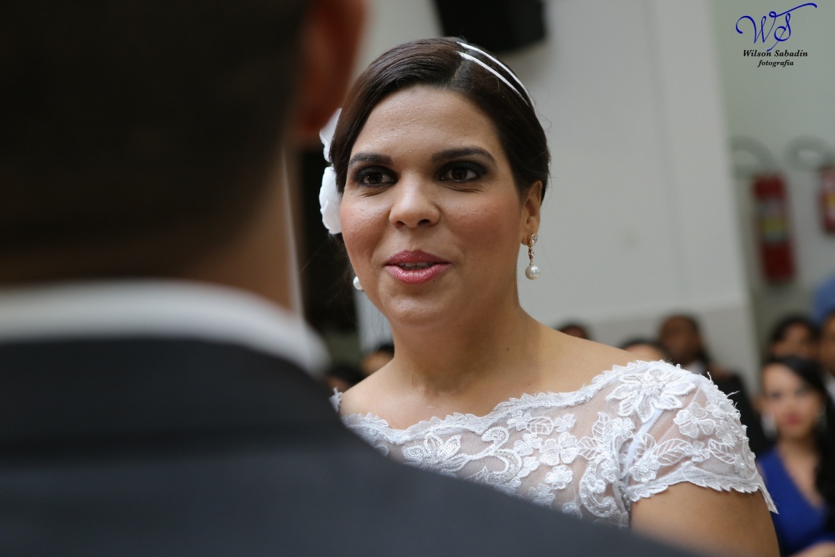 fotografia de casamento, noivos, noiva, noivo, fotografia de noivos, vestido de noiva, sapato, perfume, cabelo, véu, brinco, crucifixo, pai, mãe, padrinhos, padre, igreja, cerimonia, festa, salão de beleza, maquiagem, buquê, avó, buffê, bolo, convidados, 