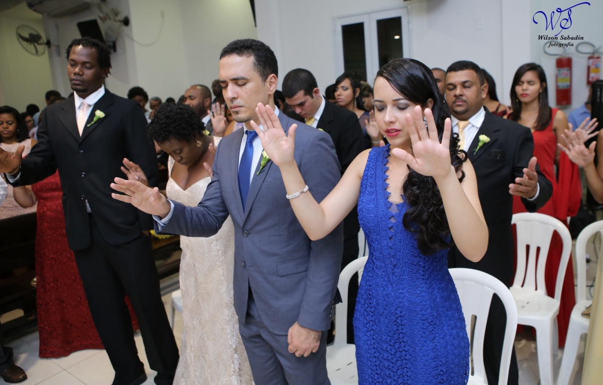 fotografia de casamento, noivos, noiva, noivo, fotografia de noivos, vestido de noiva, sapato, perfume, cabelo, véu, brinco, crucifixo, pai, mãe, padrinhos, padre, igreja, cerimonia, festa, salão de beleza, maquiagem, buquê, avó, buffê, bolo, convidados, 