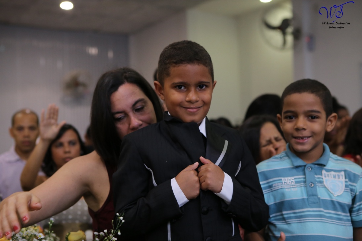 fotografia de casamento, noivos, noiva, noivo, fotografia de noivos, vestido de noiva, sapato, perfume, cabelo, véu, brinco, crucifixo, pai, mãe, padrinhos, padre, igreja, cerimonia, festa, salão de beleza, maquiagem, buquê, avó, buffê, bolo, convidados, 