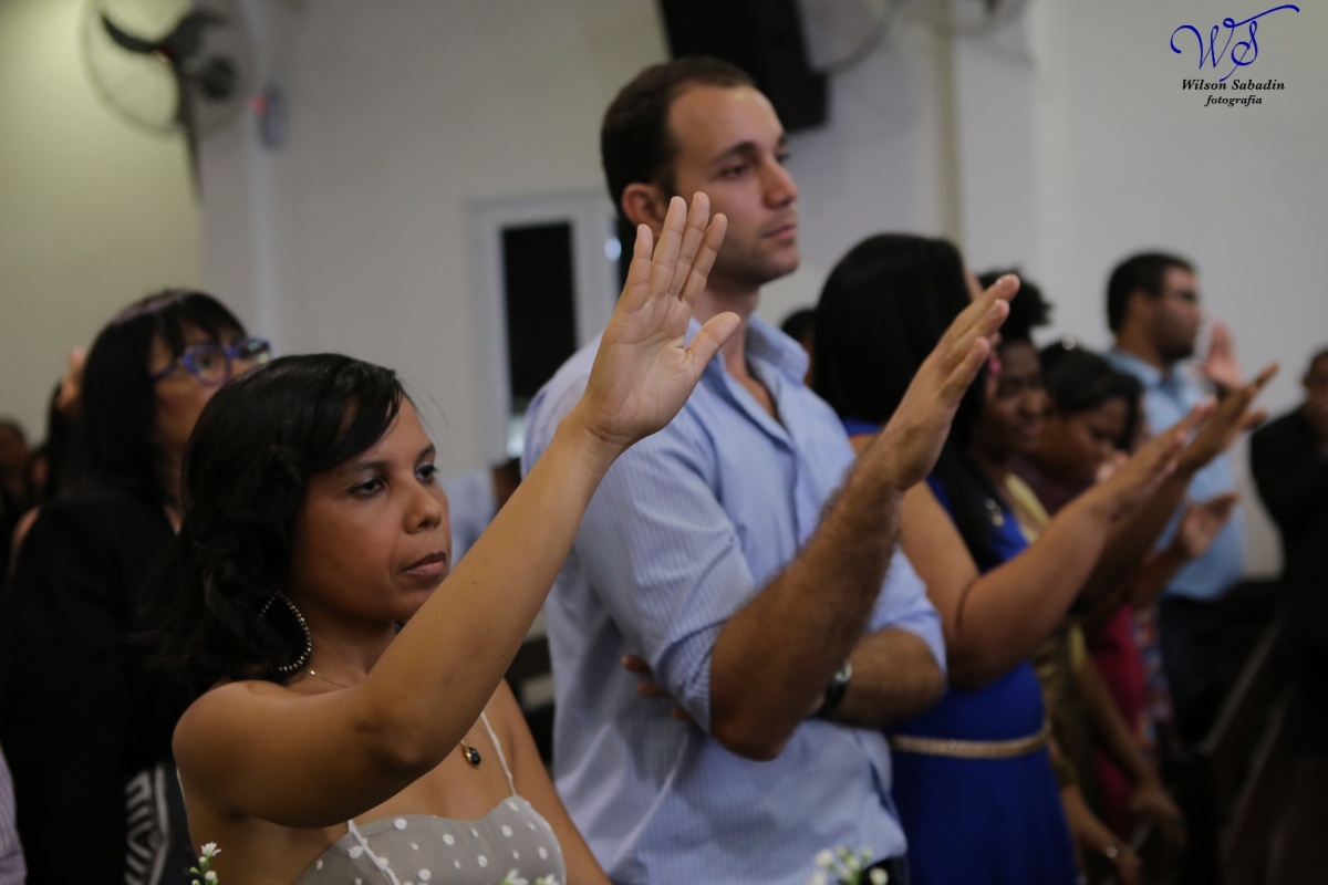 fotografia de casamento, noivos, noiva, noivo, fotografia de noivos, vestido de noiva, sapato, perfume, cabelo, véu, brinco, crucifixo, pai, mãe, padrinhos, padre, igreja, cerimonia, festa, salão de beleza, maquiagem, buquê, avó, buffê, bolo, convidados, 