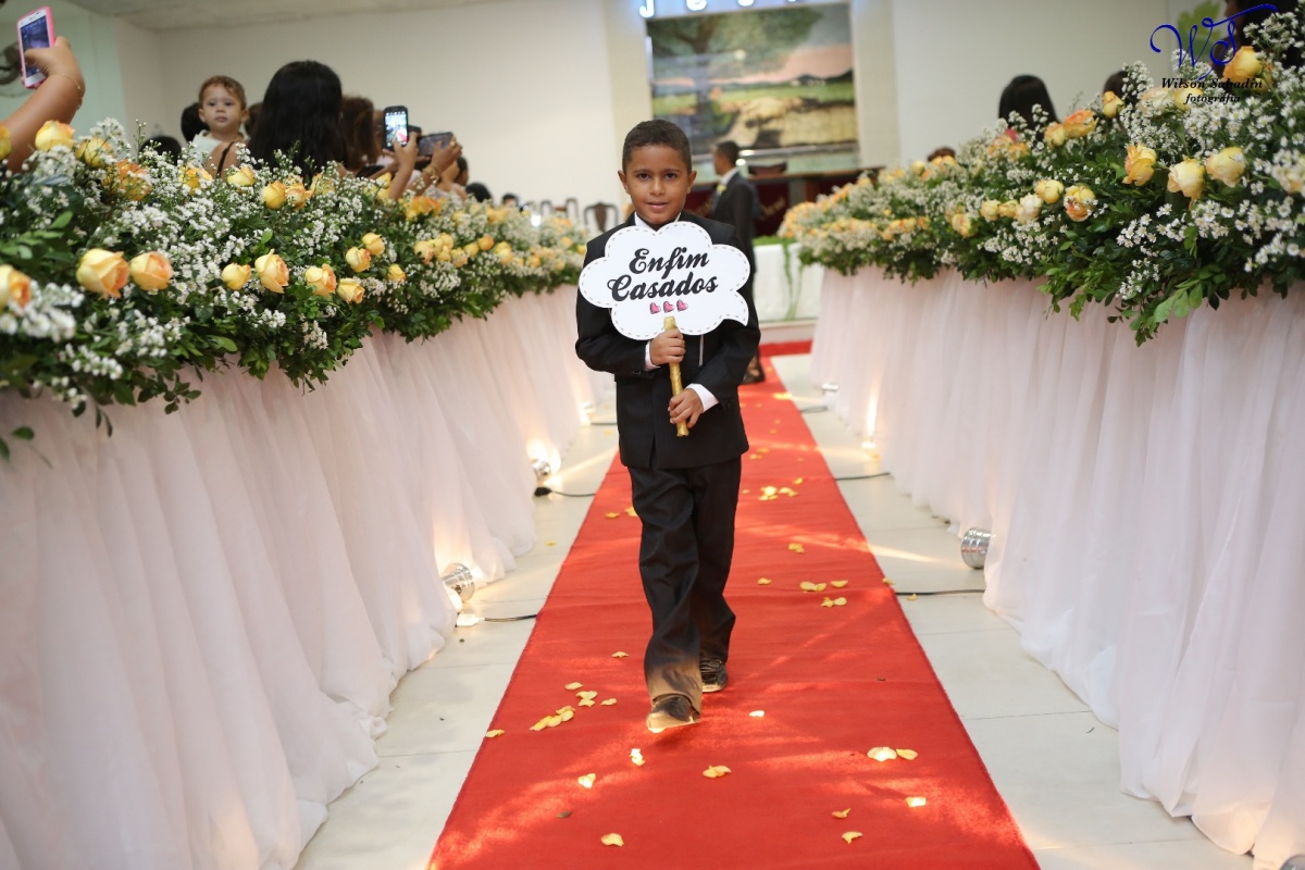 fotografia de casamento, noivos, noiva, noivo, fotografia de noivos, vestido de noiva, sapato, perfume, cabelo, véu, brinco, crucifixo, pai, mãe, padrinhos, padre, igreja, cerimonia, festa, salão de beleza, maquiagem, buquê, avó, buffê, bolo, convidados, 