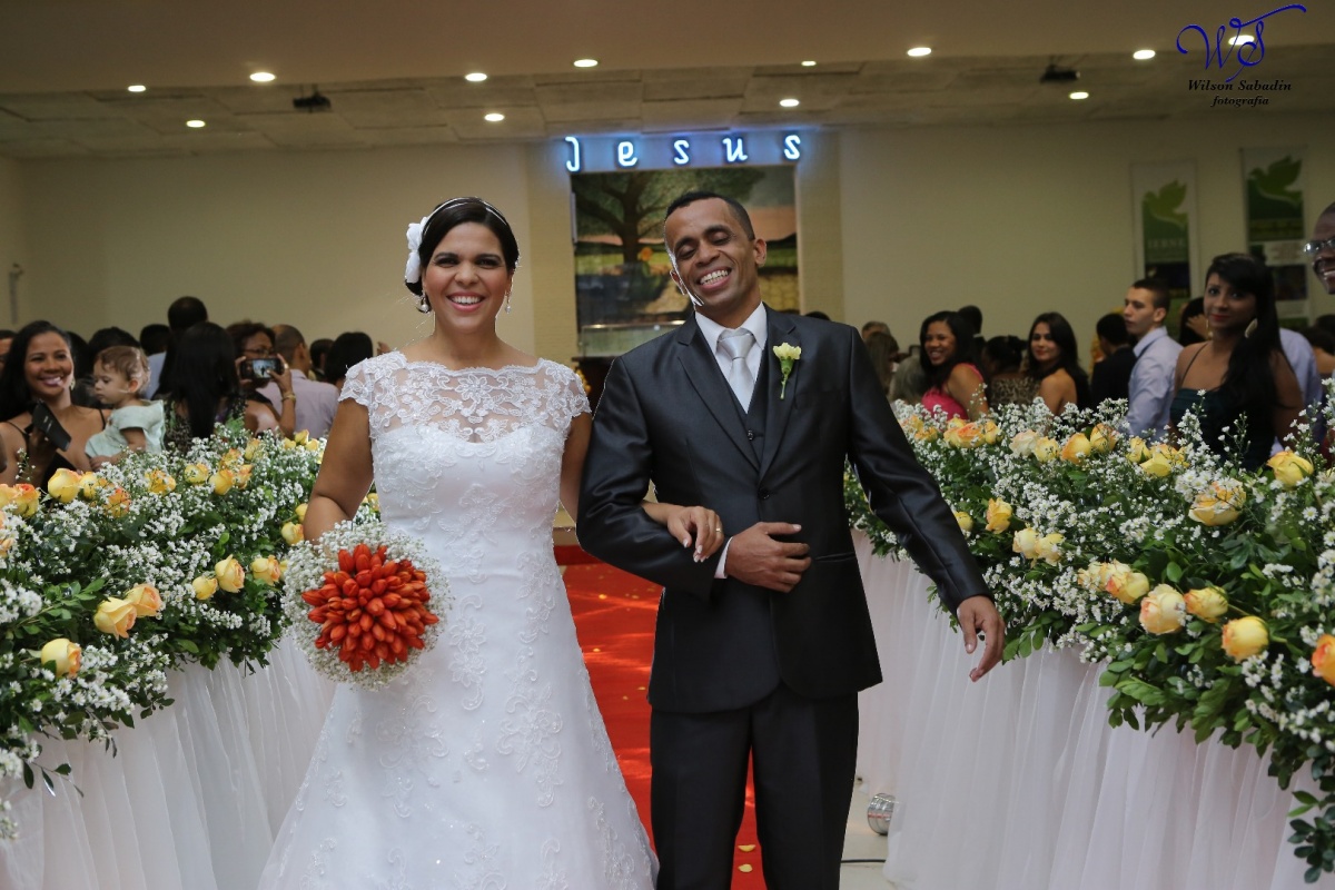 fotografia de casamento, noivos, noiva, noivo, fotografia de noivos, vestido de noiva, sapato, perfume, cabelo, véu, brinco, crucifixo, pai, mãe, padrinhos, padre, igreja, cerimonia, festa, salão de beleza, maquiagem, buquê, avó, buffê, bolo, convidados, 
