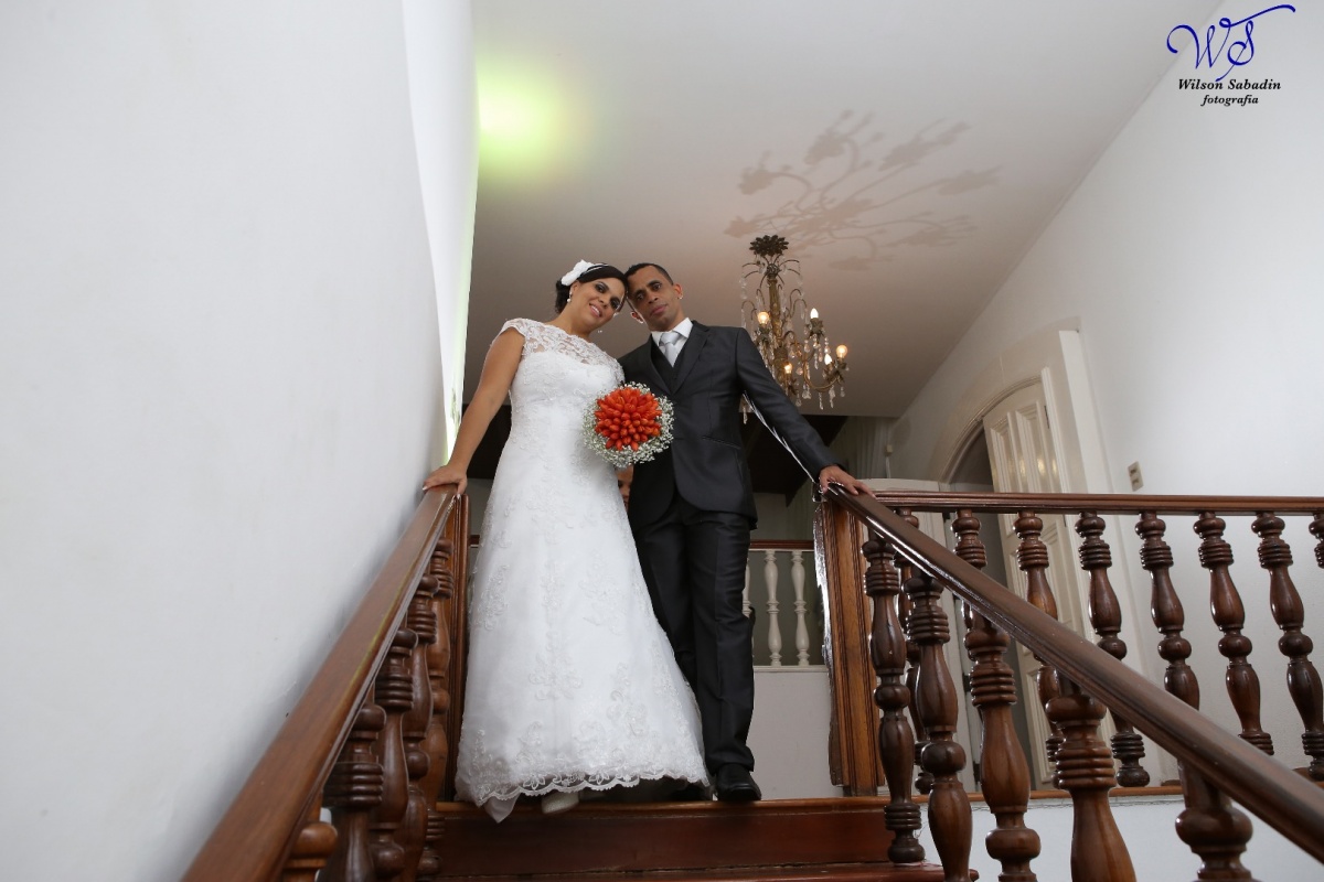 fotografia de casamento, noivos, noiva, noivo, fotografia de noivos, vestido de noiva, sapato, perfume, cabelo, véu, brinco, crucifixo, pai, mãe, padrinhos, padre, igreja, cerimonia, festa, salão de beleza, maquiagem, buquê, avó, buffê, bolo, convidados, 