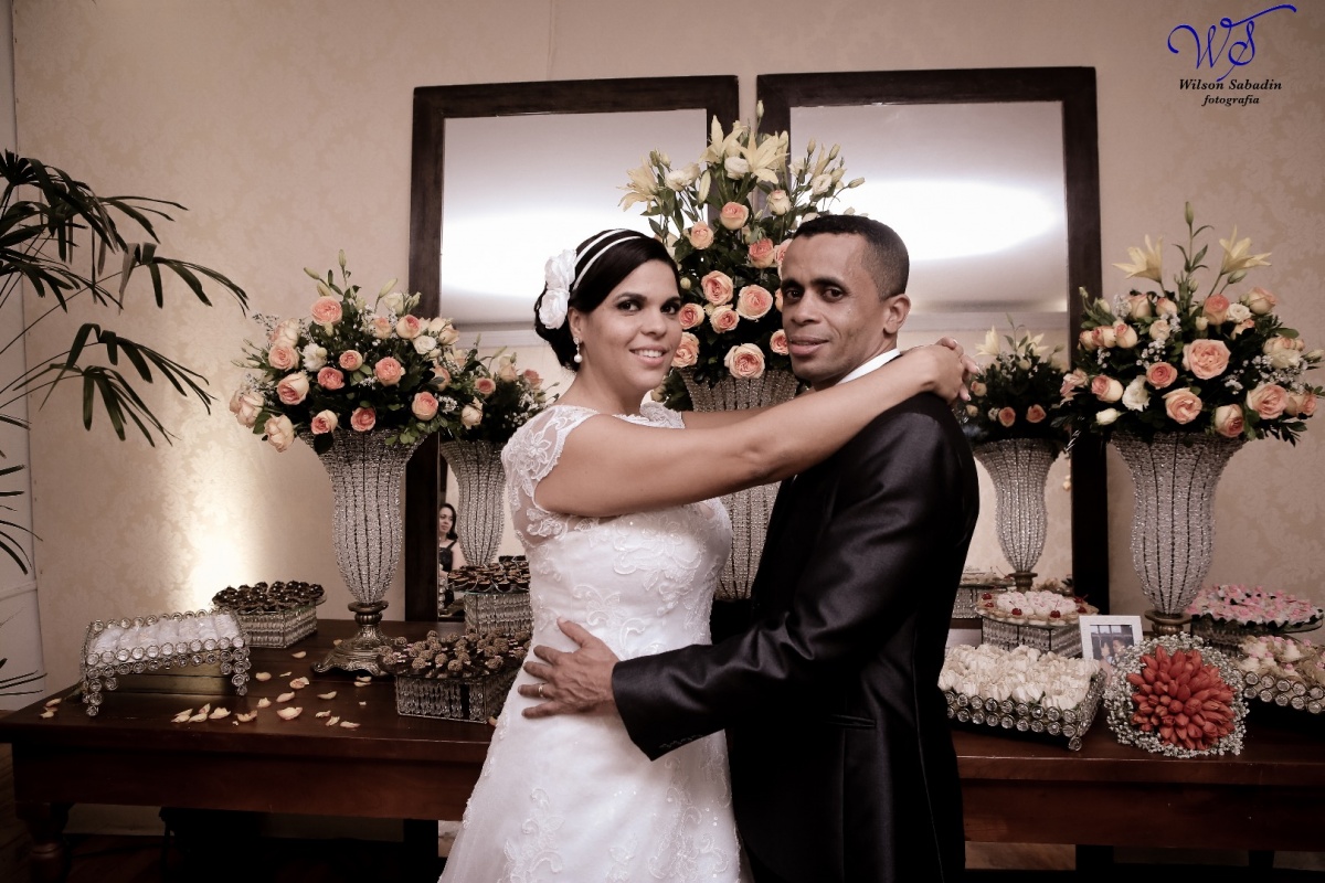 fotografia de casamento, noivos, noiva, noivo, fotografia de noivos, vestido de noiva, sapato, perfume, cabelo, véu, brinco, crucifixo, pai, mãe, padrinhos, padre, igreja, cerimonia, festa, salão de beleza, maquiagem, buquê, avó, buffê, bolo, convidados, 