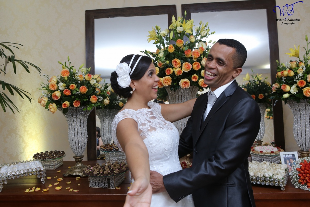 fotografia de casamento, noivos, noiva, noivo, fotografia de noivos, vestido de noiva, sapato, perfume, cabelo, véu, brinco, crucifixo, pai, mãe, padrinhos, padre, igreja, cerimonia, festa, salão de beleza, maquiagem, buquê, avó, buffê, bolo, convidados, 