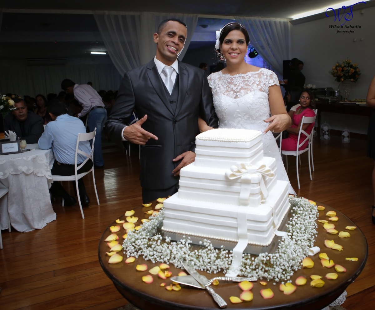 fotografia de casamento, noivos, noiva, noivo, fotografia de noivos, vestido de noiva, sapato, perfume, cabelo, véu, brinco, crucifixo, pai, mãe, padrinhos, padre, igreja, cerimonia, festa, salão de beleza, maquiagem, buquê, avó, buffê, bolo, convidados, 