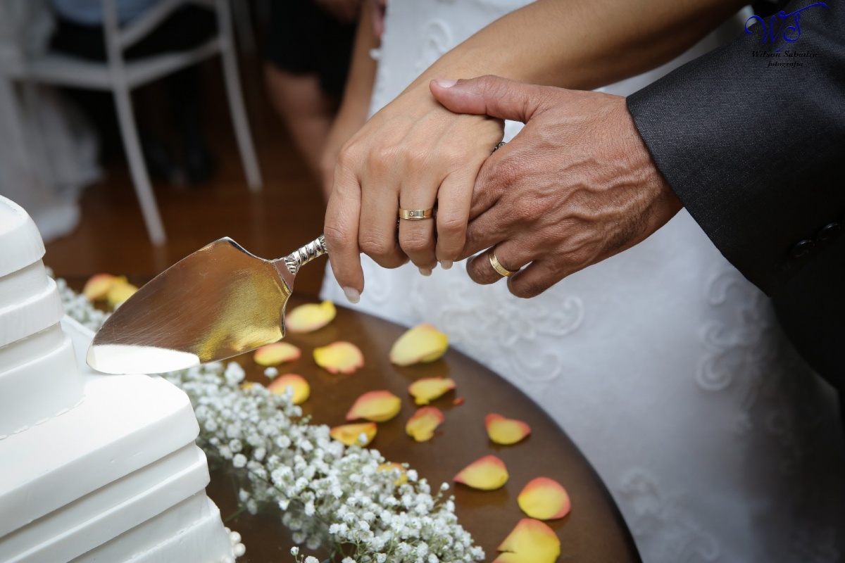 fotografia de casamento, noivos, noiva, noivo, fotografia de noivos, vestido de noiva, sapato, perfume, cabelo, véu, brinco, crucifixo, pai, mãe, padrinhos, padre, igreja, cerimonia, festa, salão de beleza, maquiagem, buquê, avó, buffê, bolo, convidados, 