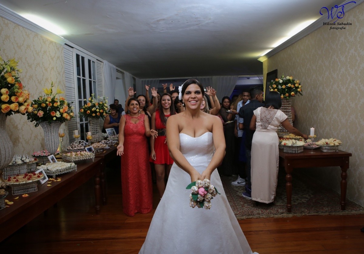 fotografia de casamento, noivos, noiva, noivo, fotografia de noivos, vestido de noiva, sapato, perfume, cabelo, véu, brinco, crucifixo, pai, mãe, padrinhos, padre, igreja, cerimonia, festa, salão de beleza, maquiagem, buquê, avó, buffê, bolo, convidados, 