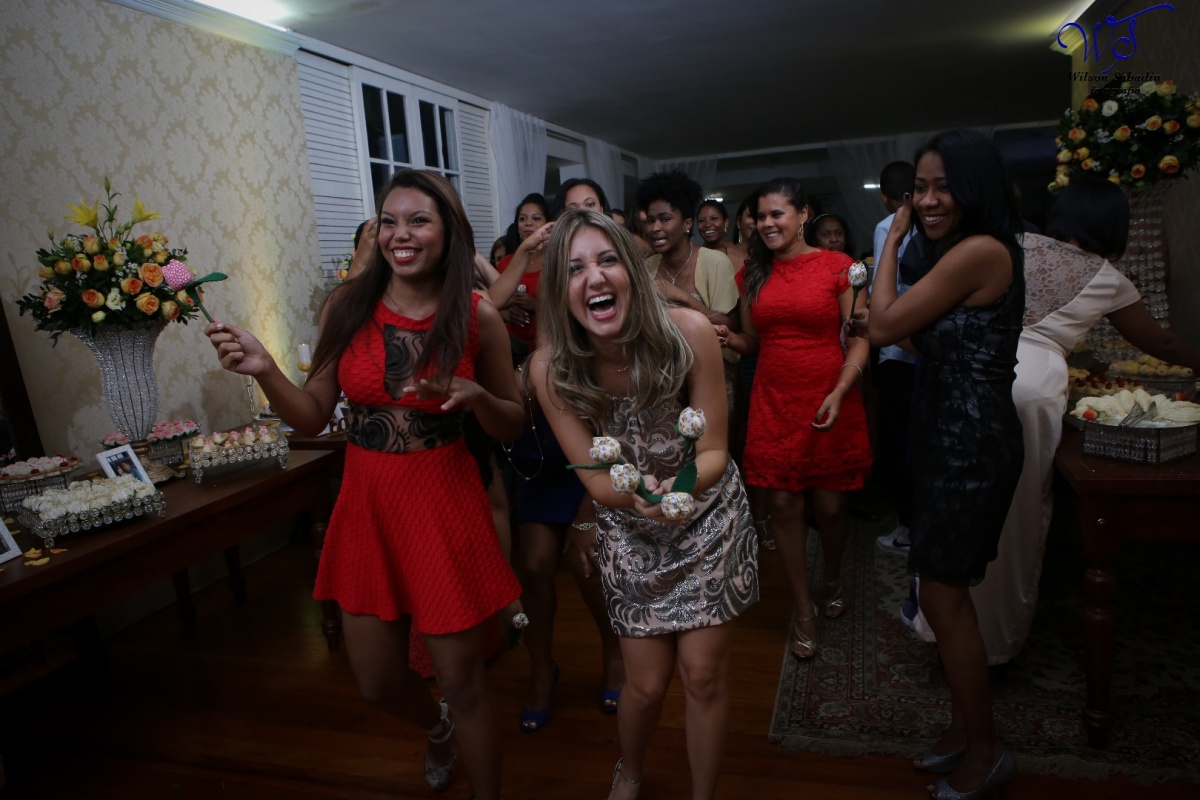 fotografia de casamento, noivos, noiva, noivo, fotografia de noivos, vestido de noiva, sapato, perfume, cabelo, véu, brinco, crucifixo, pai, mãe, padrinhos, padre, igreja, cerimonia, festa, salão de beleza, maquiagem, buquê, avó, buffê, bolo, convidados, 