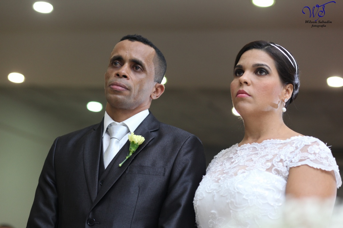 fotografia de casamento, noivos, noiva, noivo, fotografia de noivos, vestido de noiva, sapato, perfume, cabelo, véu, brinco, crucifixo, pai, mãe, padrinhos, padre, igreja, cerimonia, festa, salão de beleza, maquiagem, buquê, avó, buffê, bolo, convidados, 