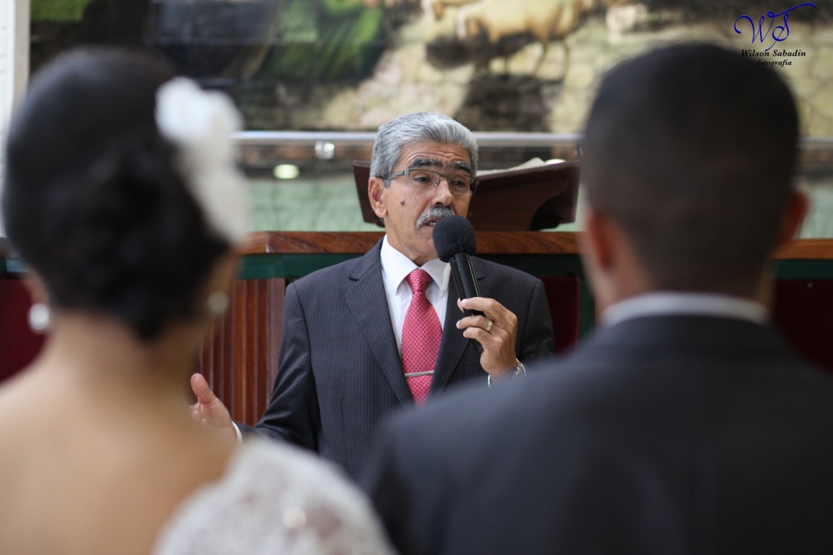 fotografia de casamento, noivos, noiva, noivo, fotografia de noivos, vestido de noiva, sapato, perfume, cabelo, véu, brinco, crucifixo, pai, mãe, padrinhos, padre, igreja, cerimonia, festa, salão de beleza, maquiagem, buquê, avó, buffê, bolo, convidados, 