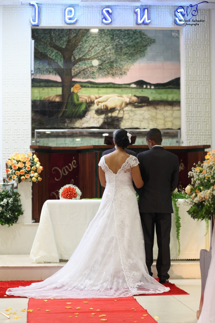 fotografia de casamento, noivos, noiva, noivo, fotografia de noivos, vestido de noiva, sapato, perfume, cabelo, véu, brinco, crucifixo, pai, mãe, padrinhos, padre, igreja, cerimonia, festa, salão de beleza, maquiagem, buquê, avó, buffê, bolo, convidados, 
