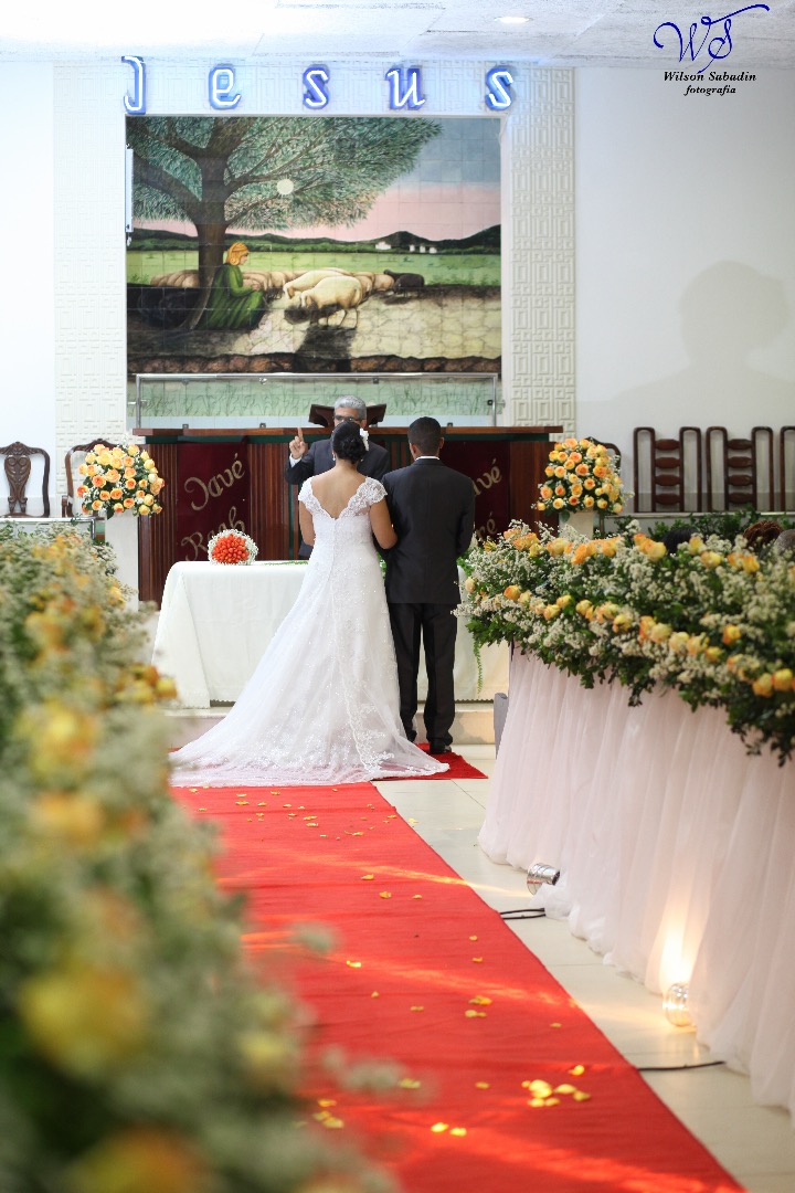 fotografia de casamento, noivos, noiva, noivo, fotografia de noivos, vestido de noiva, sapato, perfume, cabelo, véu, brinco, crucifixo, pai, mãe, padrinhos, padre, igreja, cerimonia, festa, salão de beleza, maquiagem, buquê, avó, buffê, bolo, convidados, 