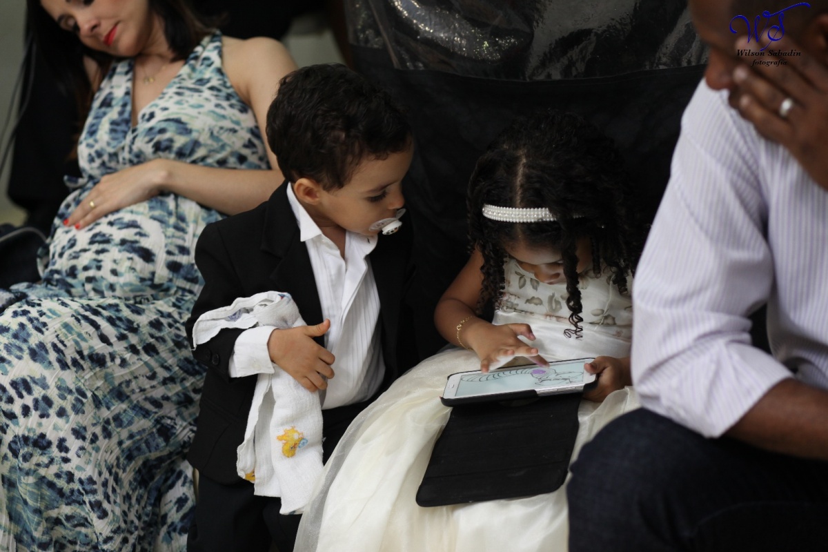 fotografia de casamento, noivos, noiva, noivo, fotografia de noivos, vestido de noiva, sapato, perfume, cabelo, véu, brinco, crucifixo, pai, mãe, padrinhos, padre, igreja, cerimonia, festa, salão de beleza, maquiagem, buquê, avó, buffê, bolo, convidados, 