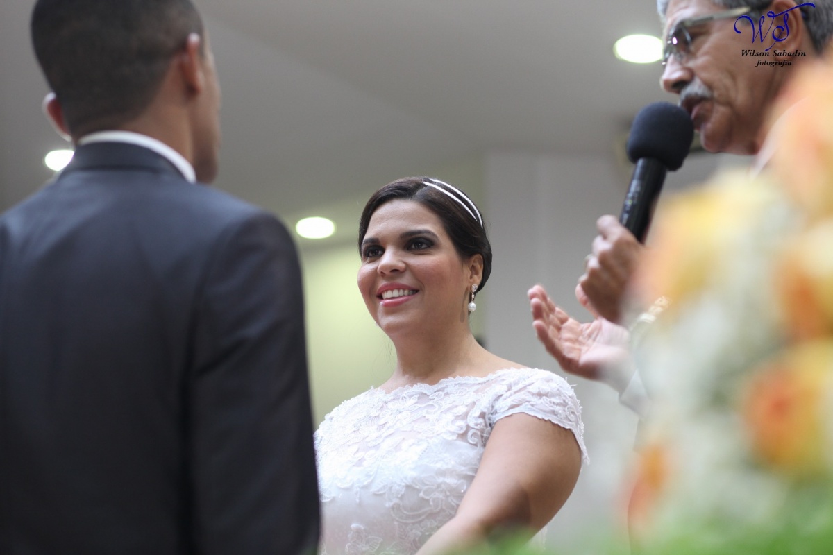 fotografia de casamento, noivos, noiva, noivo, fotografia de noivos, vestido de noiva, sapato, perfume, cabelo, véu, brinco, crucifixo, pai, mãe, padrinhos, padre, igreja, cerimonia, festa, salão de beleza, maquiagem, buquê, avó, buffê, bolo, convidados, 