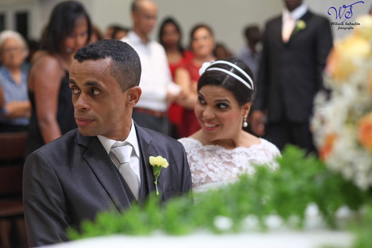 fotografia de casamento, noivos, noiva, noivo, fotografia de noivos, vestido de noiva, sapato, perfume, cabelo, véu, brinco, crucifixo, pai, mãe, padrinhos, padre, igreja, cerimonia, festa, salão de beleza, maquiagem, buquê, avó, buffê, bolo, convidados, 