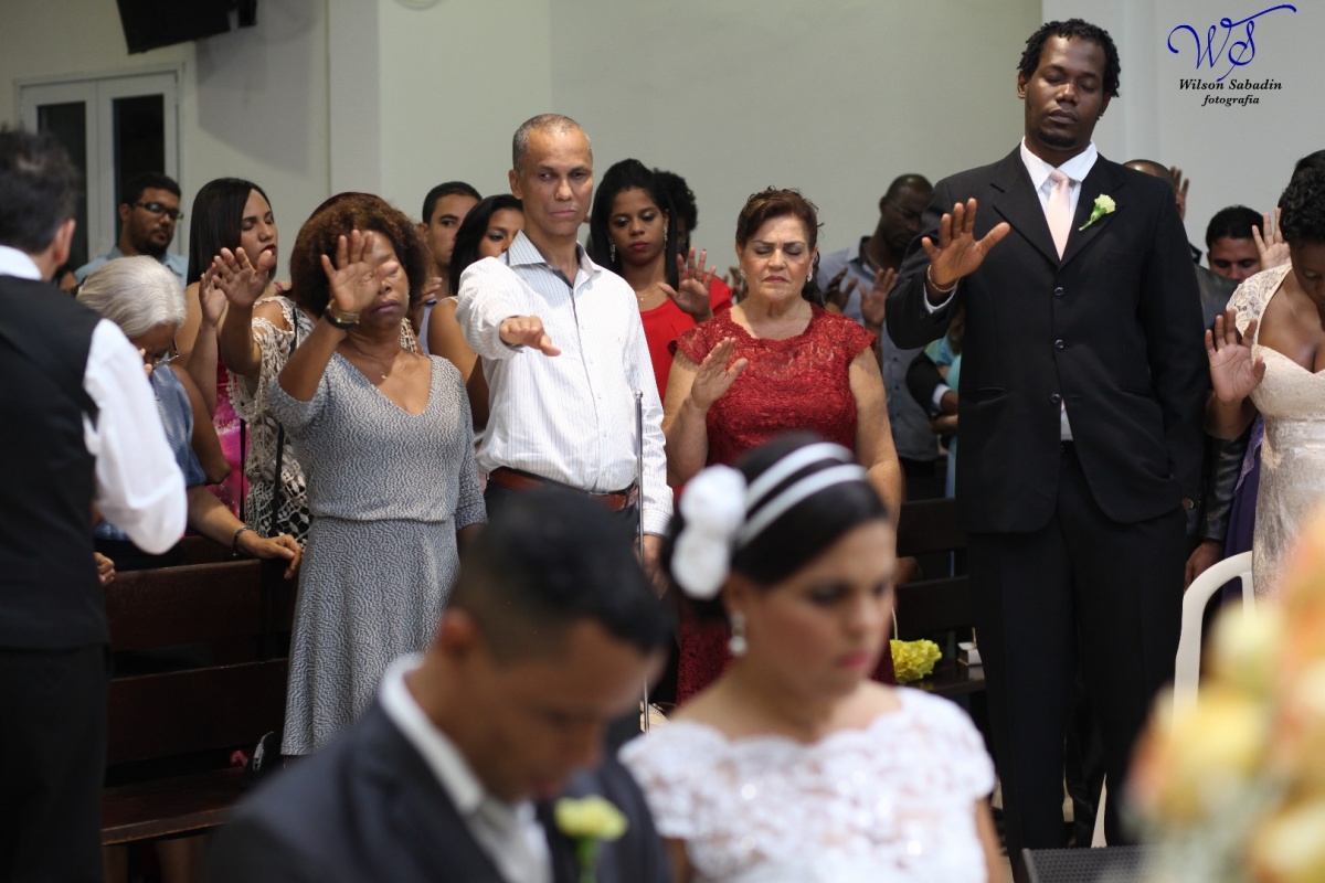 fotografia de casamento, noivos, noiva, noivo, fotografia de noivos, vestido de noiva, sapato, perfume, cabelo, véu, brinco, crucifixo, pai, mãe, padrinhos, padre, igreja, cerimonia, festa, salão de beleza, maquiagem, buquê, avó, buffê, bolo, convidados, 