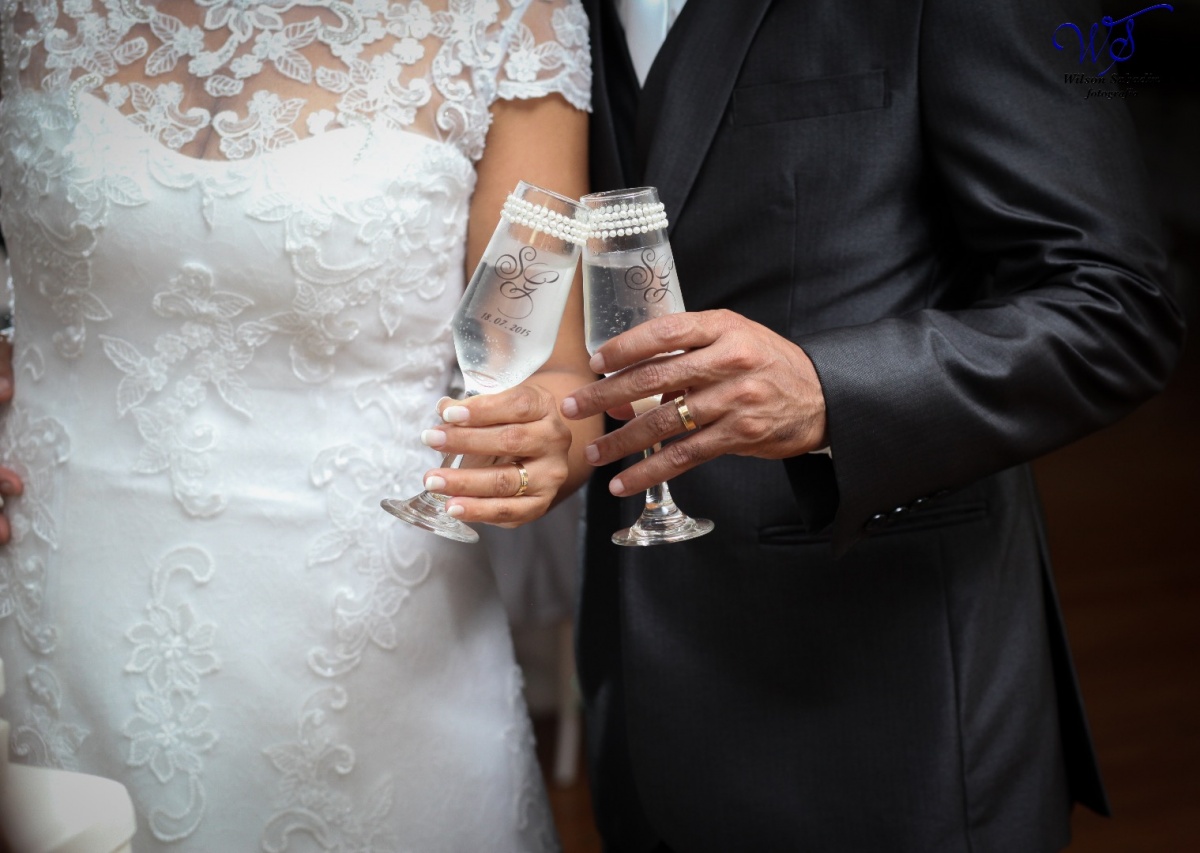 fotografia de casamento, noivos, noiva, noivo, fotografia de noivos, vestido de noiva, sapato, perfume, cabelo, véu, brinco, crucifixo, pai, mãe, padrinhos, padre, igreja, cerimonia, festa, salão de beleza, maquiagem, buquê, avó, buffê, bolo, convidados, 
