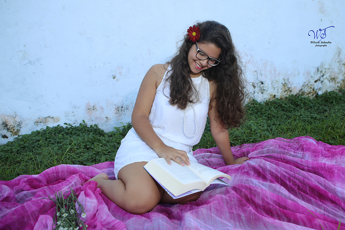 Ensaio de 15 anos lendo livro da escritora Paula Pimenta