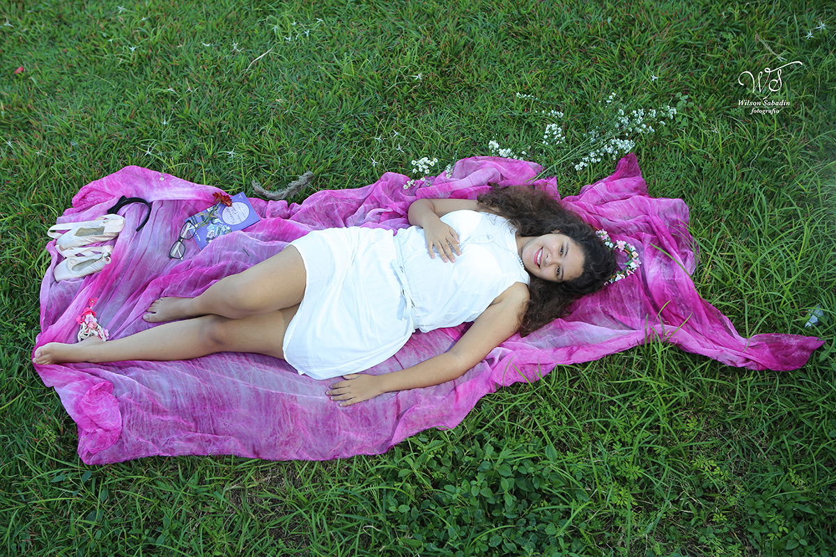 Ensaio de 15 anos deitada flores