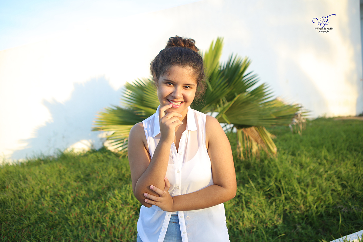 Ensaio de 15 anos, a debutante Vitória no jardim