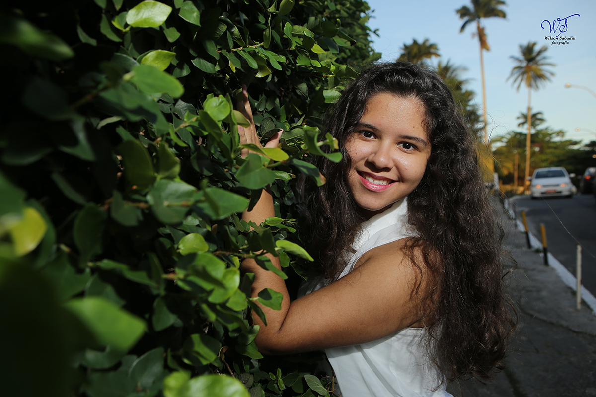 Ensaio de 15 anos, a debutante Vitória no muro com plantas