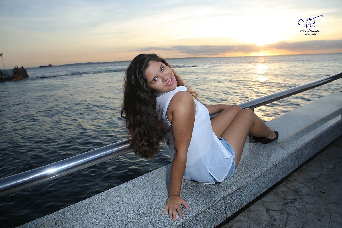 Ensaio de 15 anos, a debutante Vitória sentada