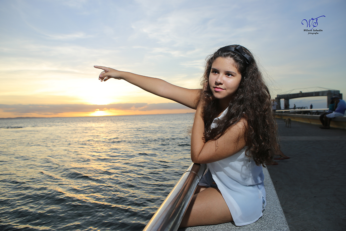 Ensaio de 15 anos, a debutante Vitória apontado o por do sol